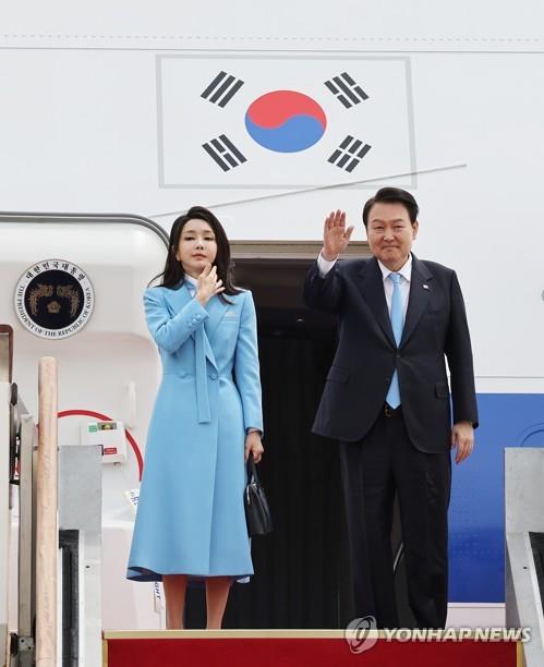 South Korean President Yoon Suk Yeol (R), alongside first lady Kim Keon Hee, waves at Seoul Air Base in Seongnam, south of Seoul, on April 24, 2023, as he embarks on a six-day state visit to the United States. (Yonhap)