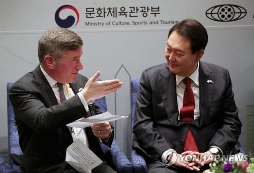 (LEAD) Yoon vows to ease regulations on culture, movie industries