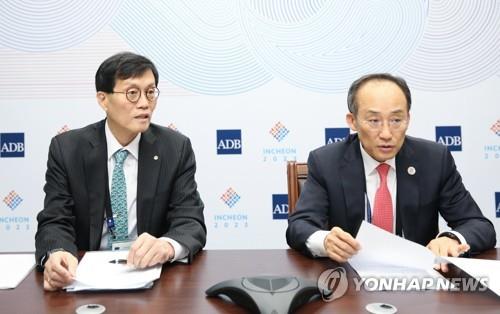 Finance Minister Choo Kyung-ho (R) and Bank of Korea Gov. Rhee Chang-yong attend an emergency macroeconomic meeting in Incheon, 27 kilometers west of Seoul, on May 4, 2023 (Yonhap)