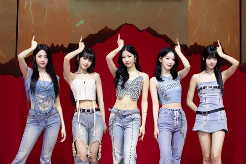 K-pop girl group Le Sserafim poses during a media showcase event held in Seoul on May 1, 2023, for its first full-length album, "Unforgiven," in this photo provided by Source Music. (PHOTO NOT FOR SALE) (Yonhap)