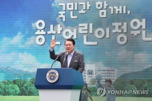 President Yoon Suk Yeol waves during a ceremony at the Yongsan Children's Garden in front of the presidential office in Seoul on May 4, 2023, to open the newly constructed park on the eve of the Children's Day holiday. The Yongsan Children's Garden occupies around 300,000 square meters of land that was previously used as a base by U.S. forces stationed in South Korea. (Pool photo) (Yonhap)