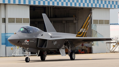 Esta foto muestra un prototipo del avión de combate KF-21 en desarrollo en la sede de Korea Aerospace Industries Ltd. en Sacheon, 437 kilómetros al sur de Seúl, el 9 de mayo de 2023. (Foto de grupo) (Yonhap)