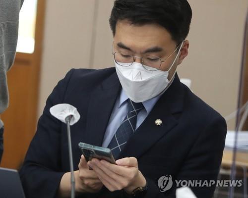 (LEAD) DP decides to refer Rep. Kim Nam-kuk to parliamentary ethics committee over cryptocurrency scandal