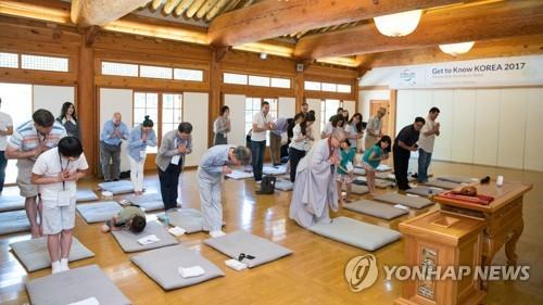 Foreign businessmen and journalists attend a temple stay program at Jingwansa Temple in northern Seoul on May 27, 2017, organized by the Korea Trade-Investment Promotion Agency. (Yonhap)