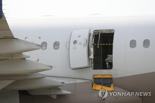 This photo shows an Asiana Airlines A321-200 aircraft after landing at Daegu International Airport in Daegu, 237 kilometers southeast of Seoul, with the emergency door open right before landing at the airport. (Yonhap)