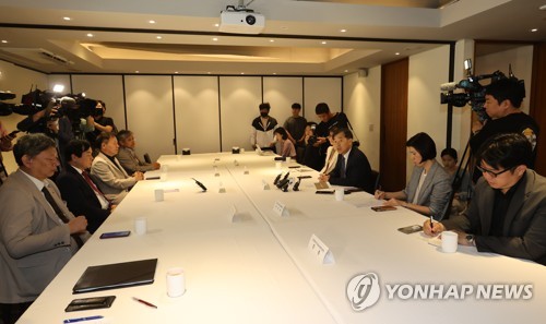 Esta foto de archivo sin fecha muestra una reunión consultiva sobre políticas entre el Ministerio de Salud y Bienestar y la Asociación Médica de Corea.  (FOTO NO A LA VENTA) (Yonhap)