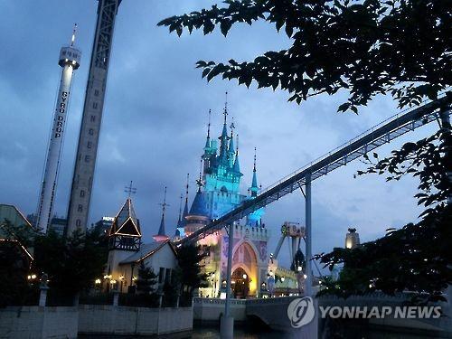 Lotte World ride comes to stop for 20 minutes, but all 33 rescued safely