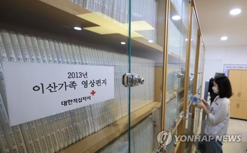 This file photo, taken Sept. 8, 2022, shows an official at the Korean Red Cross checking a collection of video messages by South Korean families separated by the 1950-53 Korean War. (Yonhap)