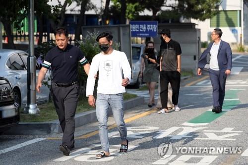 Dos vietnamitas se entregan en la comisaría de policía de Gwangsan en Gwangju, a unos 267 kilómetros al sur de Seúl, el 12 de junio de 2023, después de huir del interrogatorio policial el día anterior.  (Yonhap)