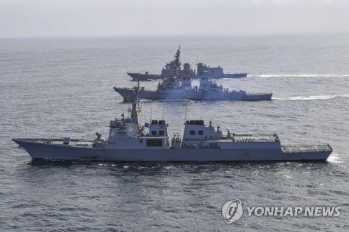 Esta foto de archivo, publicada por la Marina de Corea del Sur el 17 de abril de 2023, muestra tres destructores equipados con Aegis: el Yulgok Yi I del Sur (frente), el Benfold (C) de la Marina de los EE. UU. y el JS Atago de la Marina de Japón. Fuerza de Autodefensa: navegando en aguas de la costa este de Corea del Sur.  (FOTO NO A LA VENTA) (Yonhap)