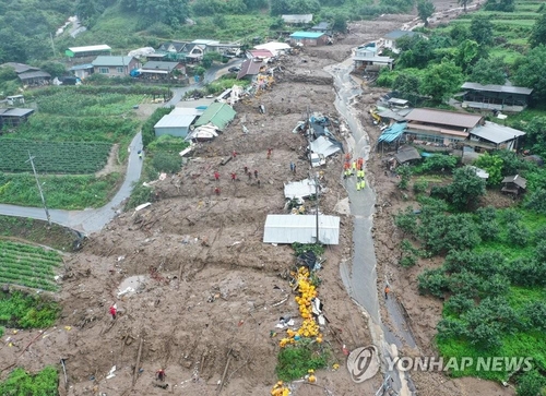 Los bomberos realizan operaciones de rescate en un pueblo afectado por un deslizamiento de tierra en el condado de Yecheon, en el sureste del país, el 15 de julio de 2023.