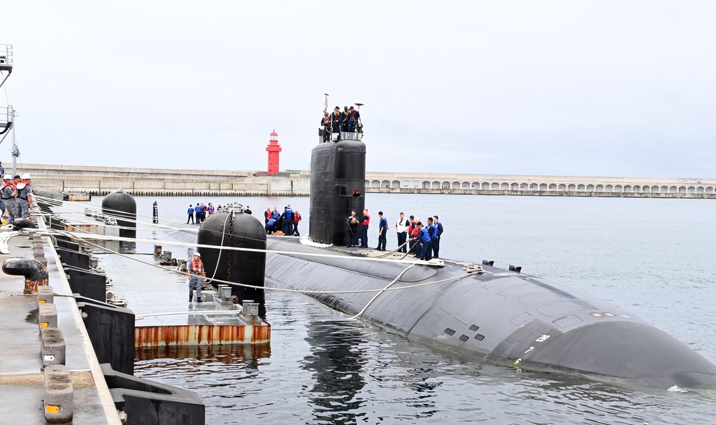 (AMPLIACIÓN) Submarino de propulsión nuclear estadounidense ingresa al puerto de Jeju con fines de reabastecimiento: Armada 1 El USS Annapolis, un submarino de clase Los Ángeles, llega a una base naval en la isla de Jeju, en el sur de Corea del Sur, el 24 de julio de 2023, en esta foto publicada por la Marina del Sur. (FOTO NO A LA VENTA) (Yonhap)