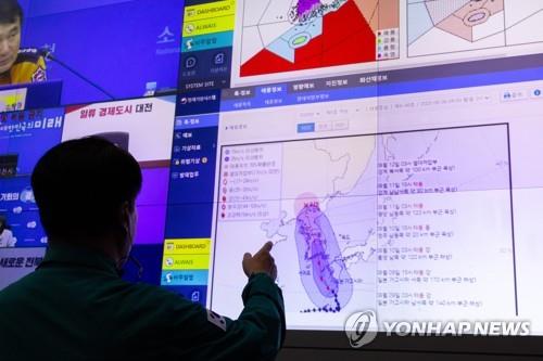 An official monitors the path of Typhoon Khanun on Aug. 9, 2023. (Yonhap)