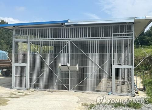 This image shows a cage inside an animal farm in Goryeong from which a lioness escaped on Aug. 14, 2023. (Yonhap)