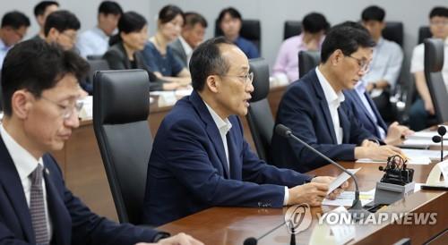 Finance Minister Choo Kyung-ho (C) speaks while presiding over a meeting of a committee on state-owned properties at the government complex in Sejong on Aug. 14, 2023. (Yonhap)