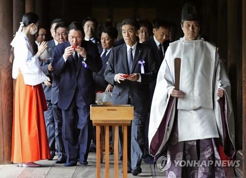 한국은 일본 정치인들의 야스쿠니 신사 참배와 공연에 대해 유감을 표명합니다.