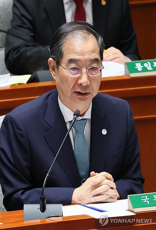 Prime Minister Han Duck-soo speaks during a parliamentary session on Aug. 30, 2023. (Yonhap) 