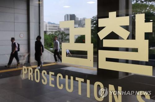 Prosecutors raid key suspect in allegations of fake interview on Yoon