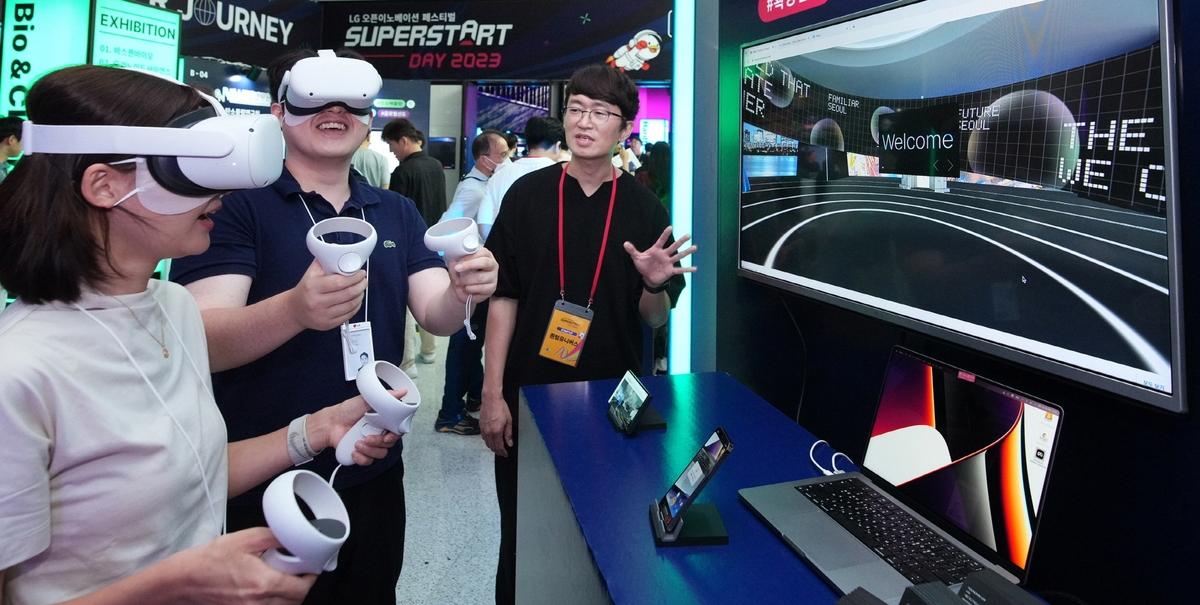 Participants of Superstart Day 2023 test out virtual reality devices made by Quantum Universe in LG Science Park in western Seoul on Sept. 7, 2023, in this photo provided by LG Group. (PHOTO NOT FOR SALE) (Yonhap) 