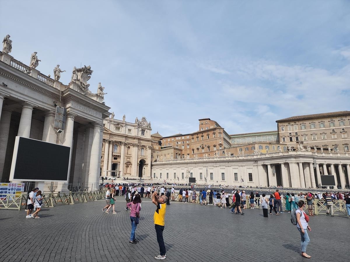 Samsung Electronics Co.'s LED billboard adorns St. Peter's Square at the Vatican, where the Pope gives his weekly address, on Sept. 13, 2023. (Yonhap)
