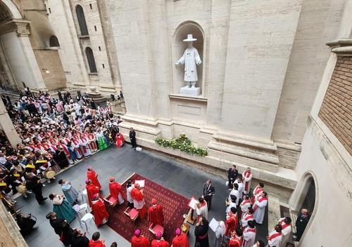A ceremony is under way to bless the installation of the statue of St. Andrew Kim Tae-gon (1821-1846), the first Korean native Catholic priest, on the exterior wall of St. Peter's Basilica in Vatican City on Sept. 16, 2023. (Yonhap)