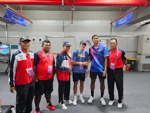 한국 테니스 선수 권선우(오른쪽에서 세 번째)가 2023년 9월 26일 중국 항저우에서 열린 태국 훈련 캠프에서 태국의 카시디트 삼라즈(오른쪽에서 두 번째)와 악수하고 있다. 연맹의 페이스북 계정에 있는 이 사진 태국 테니스.  (사진은 비매품입니다) (연합)
