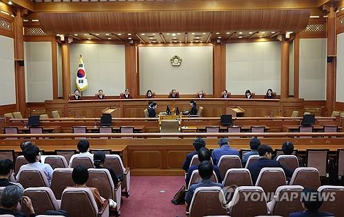(LEAD) Constitutional Court strikes down law banning leaflet distribution into N. Korea