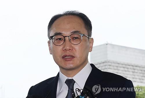Top prosecutor vows to seek due punishment for Lee through further probe