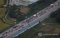 (LEAD) Expressway traffic congestion persists on 2nd day of extended Chuseok holiday