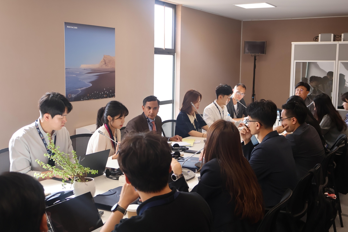 크리슈나 스리니바산(Krishna Srinivasan) 국제통화기금(IMF) 아시아태평양 국장(앞줄 세 번째)이 2023년 10월 13일 모로코 마라케시에서 기자회견을 하고 있다.  (수영장 사진) (연합)