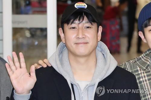 Actor Lee Sun-kyun, who starred in the Oscar-winning Korean film "Parasite," waves to reporters after arriving at Incheon airport, west of Seoul, in this file photo taken Feb. 12, 2020. (Yonhap)