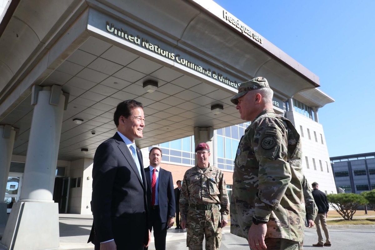 En esta fotografía, el ministro de Unificación, Kim Yung-ho (i), y el jefe del Comando de las Naciones Unidas, general Paul LaCamera (derecha), se saludan antes de su reunión en Camp Humphreys en Pyeongtaek, a 60 kilómetros al sur de Seúl, el 20 de noviembre de 2023. proporcionado por la oficina de Kim.  (FOTO NO EN VENTA) (Yonhap)