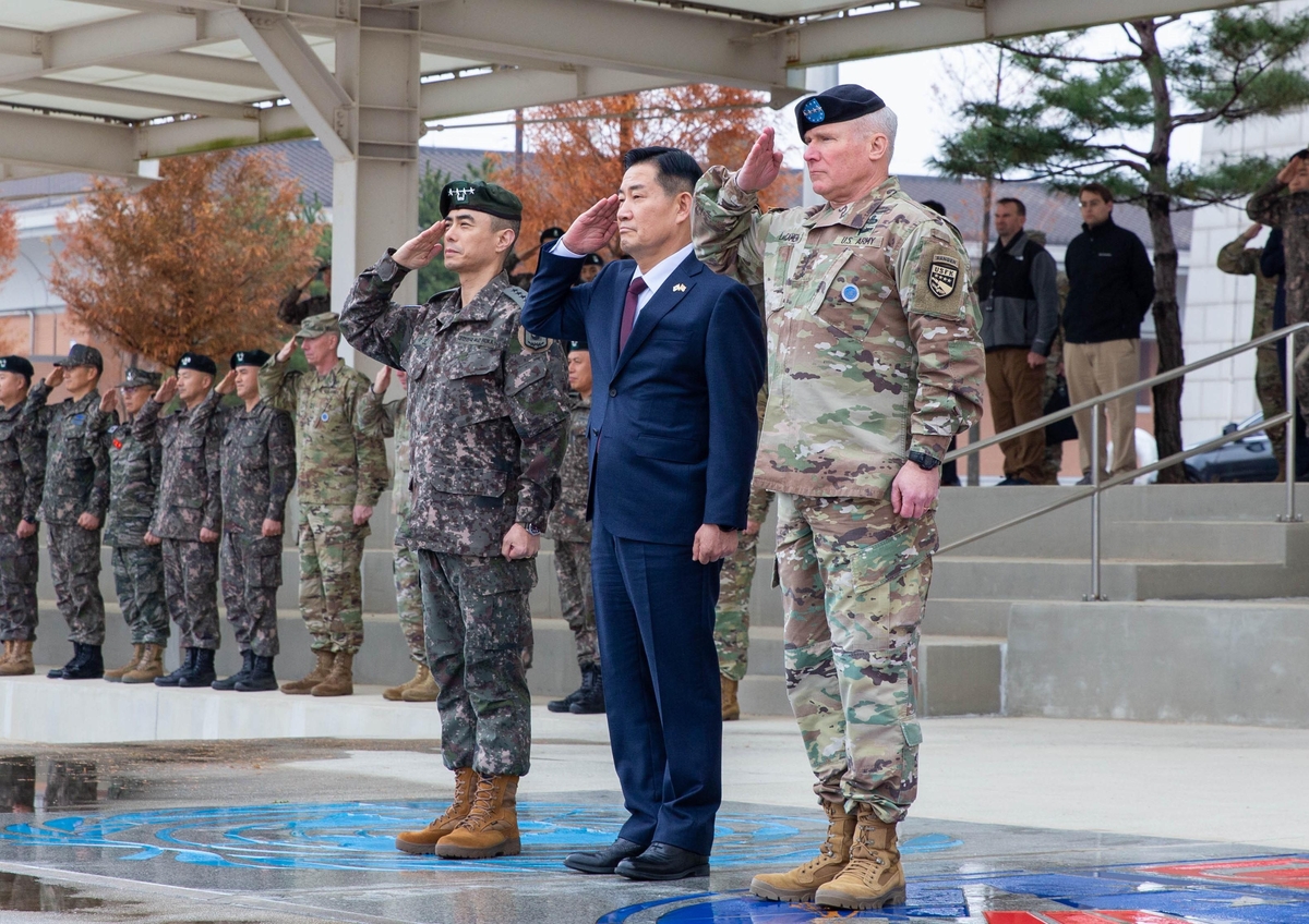 (De derecha a izquierda) el general Paul LaCamera, comandante del Comando de Fuerzas Combinadas (CFC) de Corea del Sur y Estados Unidos, las Fuerzas de Estados Unidos en Corea y el Comando de las Naciones Unidas;  el ministro de Defensa, Shin Won-sik;  y el general Kang Shin-chul, subcomandante del CFC, saludan durante la visita de Shin a la sede del CFC en Camp Humphreys en Pyeongtaek, 60 kilómetros al sur de Seúl, el 27 de noviembre de 2023, en esta fotografía proporcionada por la oficina de Shin.  (FOTO NO EN VENTA) (Yonhap)