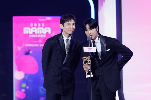K-pop duo TVXQ speak after winning a trophy on the first night of the 2023 MAMA Awards at Tokyo Dome in Tokyo on Nov. 28, 2023. (Yonhap)