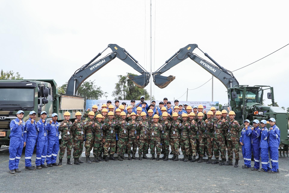 En esta fotografía sin fecha, ingenieros militares de Corea del Sur y Camboya posan para una fotografía durante los ejercicios conjuntos realizados en Camboya del 6 de noviembre al 1 de diciembre de 2023.  (Yonhap)