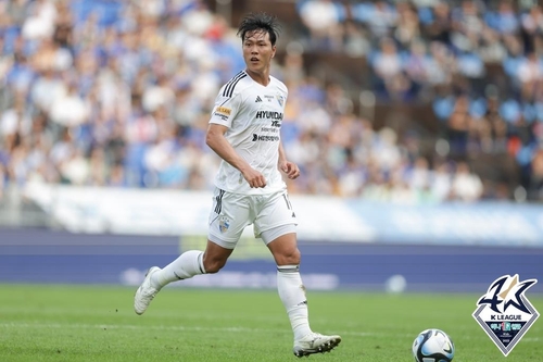 In this Sept. 3, 2023, file photo provided by the Korea Professional Football League, Kim Young-gwon of Ulsan Hyundai FC is in action against Gwangju FC during a K League 1 match at Munsu Football Stadium in the southeastern city of Ulsan. (PHOTO NOT FOR SALE) (Yonhap)