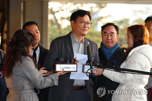 Song Young-gil (C), a former leader of the Democratic Party, speaks to reporters ahead of questioning at the Seoul Central District Prosecutors Office in Seoul on Dec. 8, 2023. (Yonhap) 