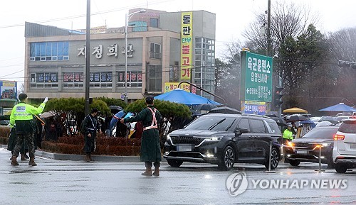 A black van carrying BTS members enters a boot camp in Nonsan, South Chungcheong Province, on Dec. 11, 2023. (Yonhap)