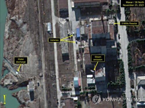 Esta imagen satelital, publicada por 38 North el 24 de noviembre de 2021, muestra el complejo nuclear Yongbyon de Corea del Norte, al norte de Pyongyang.  Corea del Norte parece continuar con la operación de un reactor nuclear de 5 megavatios en el complejo, dijo el mismo día el sitio web de monitoreo estadounidense, citando la liberación de vapor y agua observada en imágenes satelitales recientes.  (FOTO NO EN VENTA) (Yonhap)