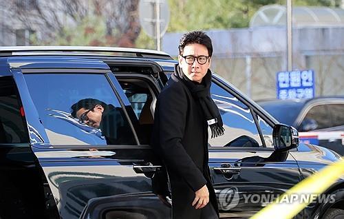 El actor Lee Sun-kyun llega a una oficina de la Agencia de Policía Metropolitana de Incheon en Incheon, a unos 30 kilómetros al oeste de Seúl, el 23 de diciembre de 2023, para la tercera ronda de interrogatorios sobre sospechas de consumo de drogas.  (Yonhap)