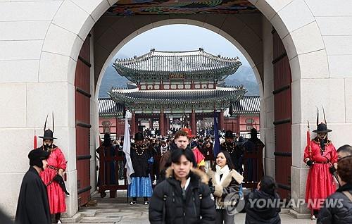 2023년 12월 31일 서울 중심 경복궁이 방문객들로 붐비고 있다.(연합)