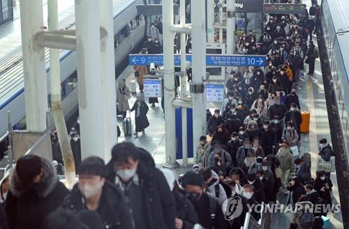En esta fotografía de archivo tomada el 24 de enero de 2023, el último día de las vacaciones del Año Nuevo Lunar, personas llegan a la estación de Seúl, en el centro de Seúl.  (Yonhap)