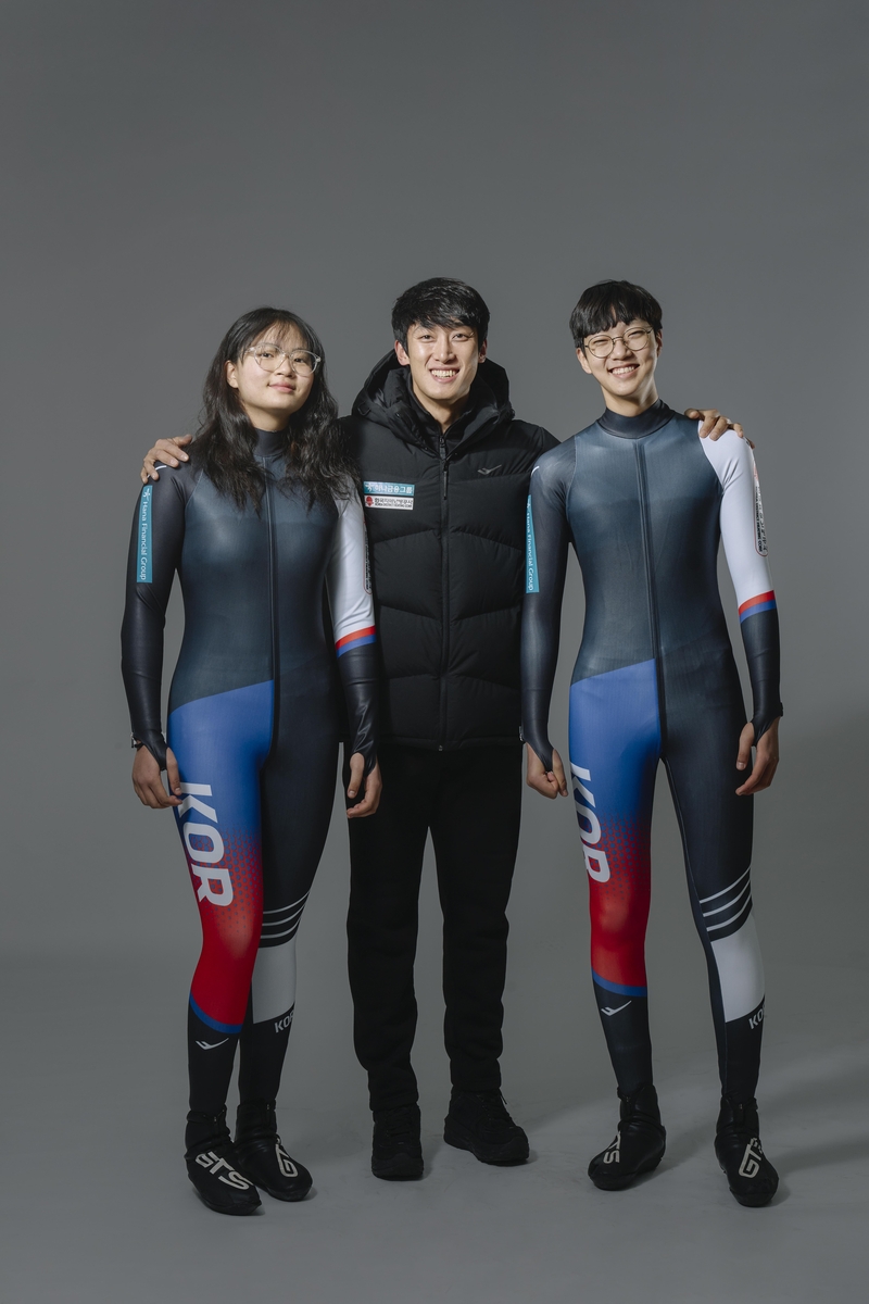 2024년 1월 16일 대한봅슬레이연맹이 제공한 사진. 국가대표 임남규 코치(가운데)와 그의 선수 김소연(왼쪽), 김하연(오른쪽).  (사진은 비매품입니다) (연합)