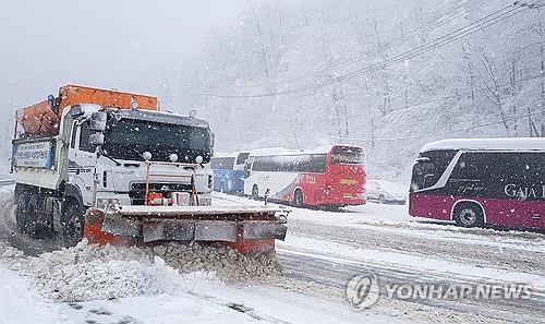 Un quitanieves quita la nieve en una carretera en la provincia oriental de Gangwon el 20 de enero de 2024. (Yonhap)
