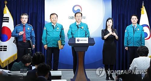 Justice Minister Park Sung-jae (C) announces the government's countermeasures against collective resignations by trainee doctors during a joint government briefing in Seoul on Feb. 21, 2024. (Yonhap)