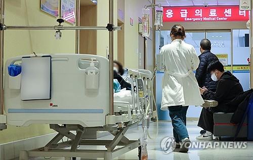 Un médico entra en una sala de urgencias de un hospital de Seúl, en esta fotografía de archivo tomada el 19 de marzo de 2024. (Yonhap) 