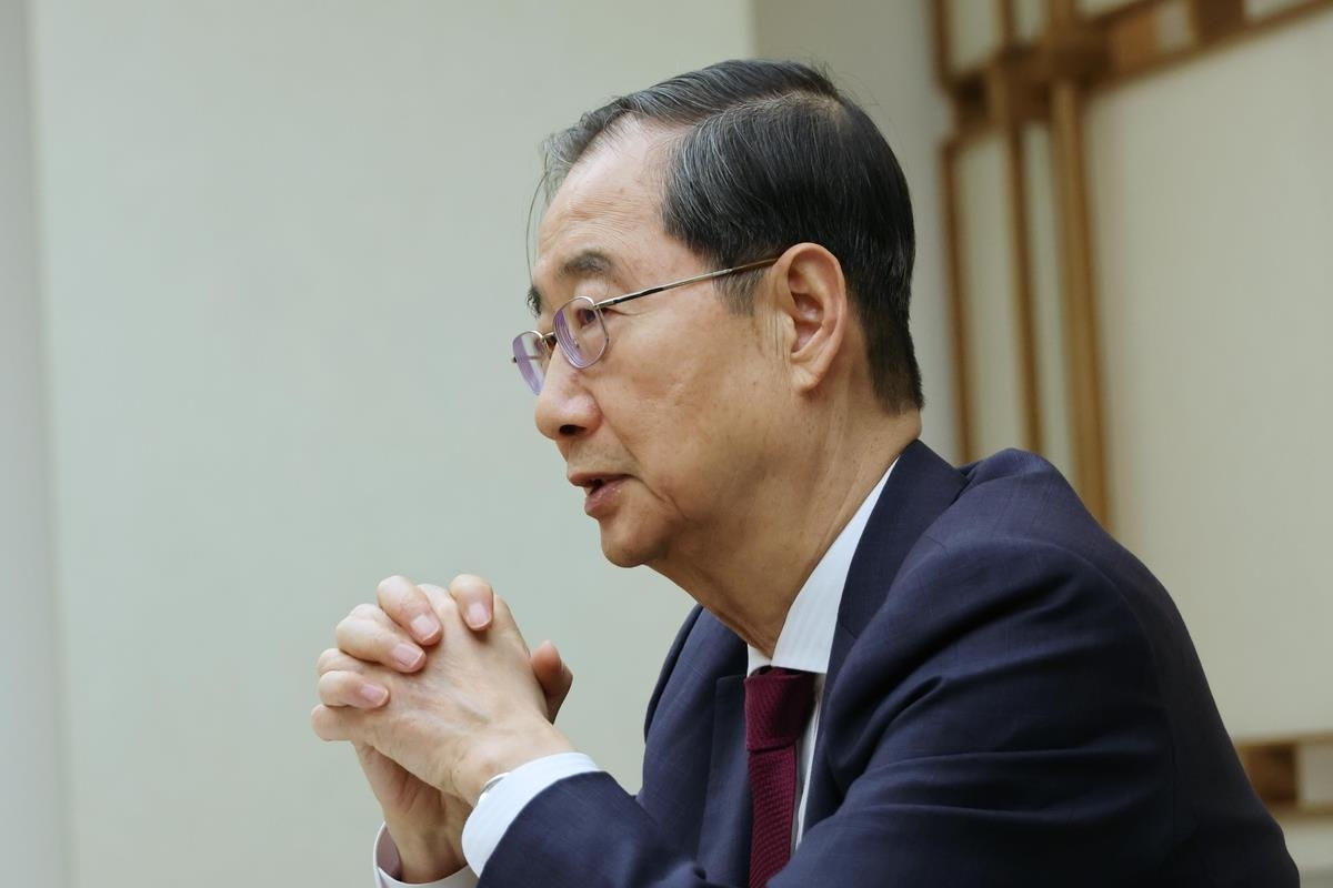 El primer ministro Han Duck-soo habla con la Agencia de Noticias Yonhap en una entrevista en su residencia en el centro de Seúl, el 7 de abril de 2024. (Yonhap)