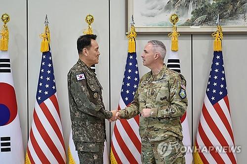 El presidente del Estado Mayor Conjunto (JCS), el almirante Kim Myung-soo (izq.), se reúne con el general Stephen Whiting, jefe del Comando Espacial de EE. UU., en su oficina de Seúl el 22 de abril de 2024, en esta fotografía proporcionada por el JCS.  (FOTO NO EN VENTA) (Yonhap)