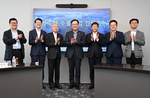 Finance Minister Choi Sang-mok (C) poses for a photo with officials in the semiconductor industry during his visit to HPSP Co., a semiconductor equipment company in the city of Hwaseong, south of Seoul, on May 10, 2024, in this photo provided by his office. (PHOTO NOT FOR SALE) (Yonhap)