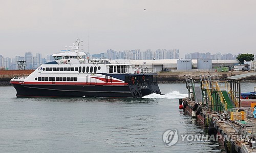 Un barco sale de la terminal costera de pasajeros de Incheon, en Incheon, justo al oeste de Seúl, hacia la isla fronteriza noroeste de Yeonpyeong, el 30 de mayo de 2024. (Yonhap)